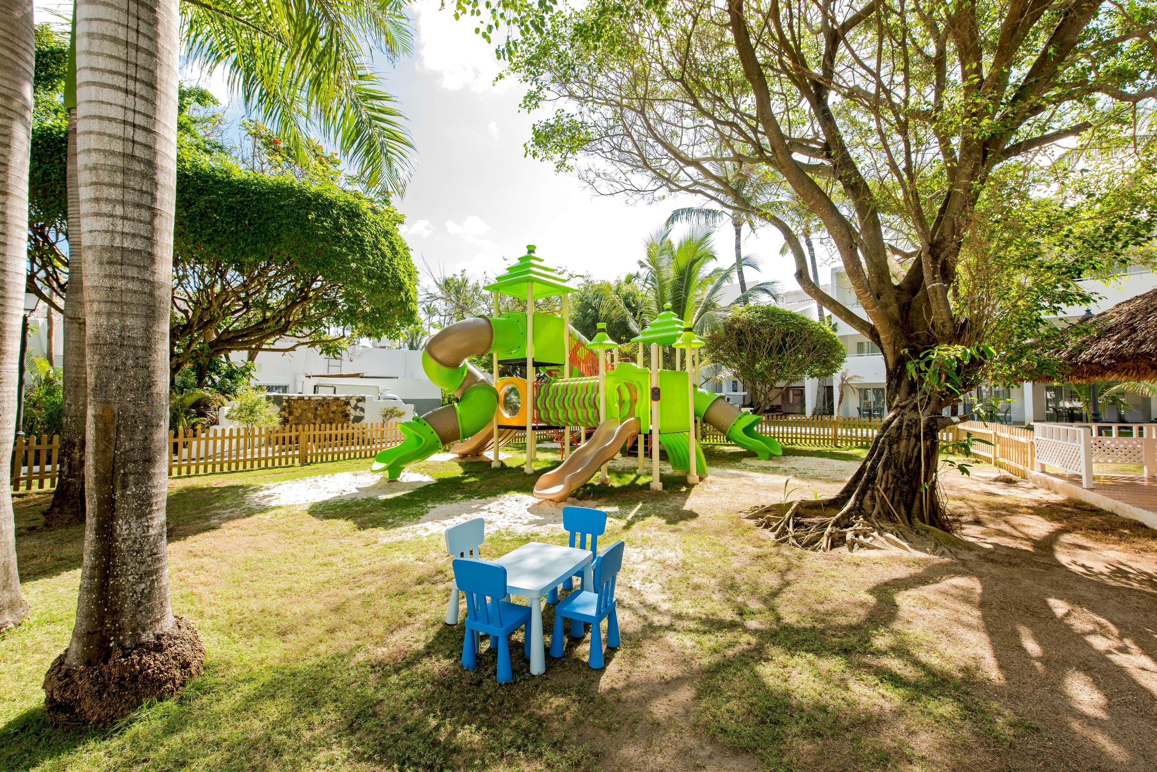 Occidental Punta Cana Exterior foto Playground at the school