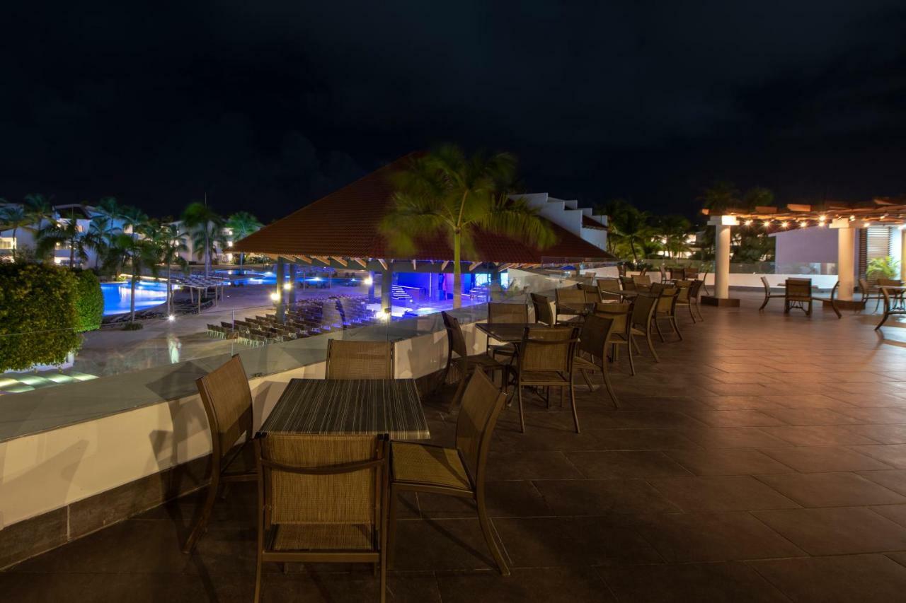 Occidental Punta Cana Exterior foto The resort at night