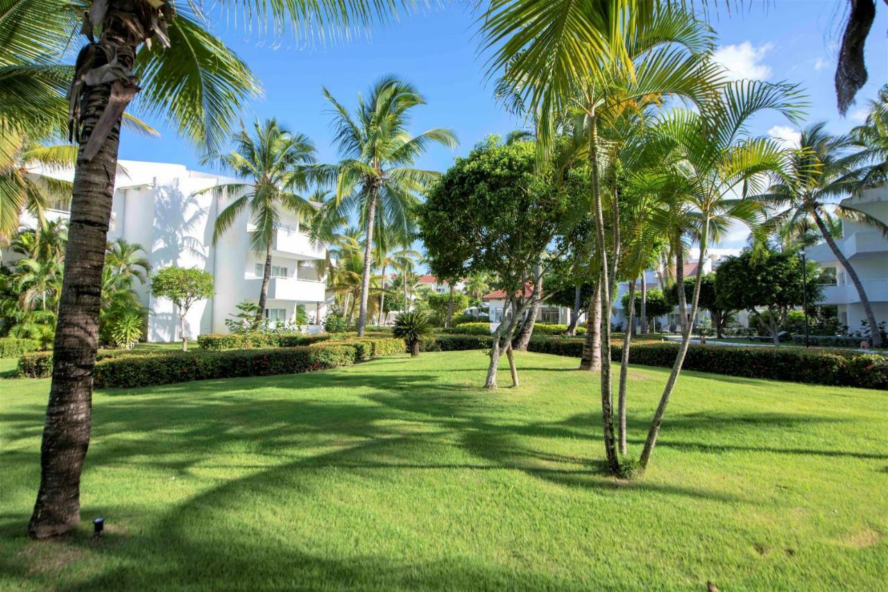 Occidental Punta Cana Exterior foto A view of the grounds at the Royal Palm Beach Hotel